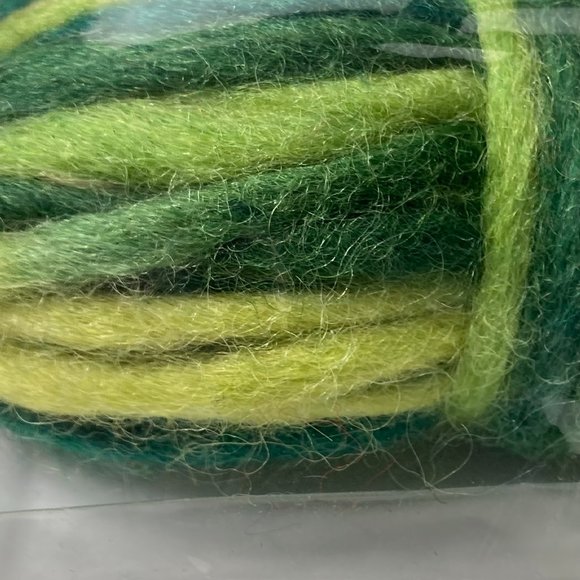 Dimensions Feltworks 100% Wool Pencil Roving Variegated Green Needle Felting - Picture 9 of 16